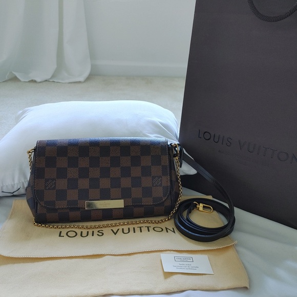 Louis Vuitton Handbags - Louis Vuitton Favorite Crossbody